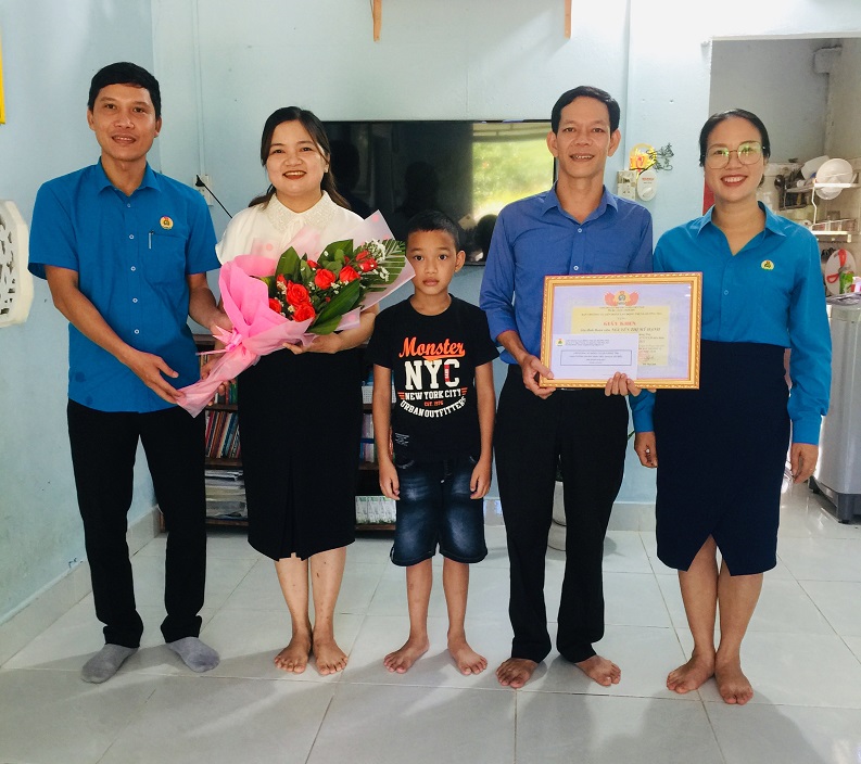 LĐLĐ thị xã Hương Trà biểu dương 19 gia đình CNVCLĐ tiêu biểu  thị xã Hương Trà giai đoạn 2016-2021